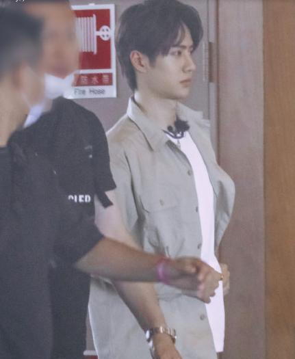 王一博@天天向上:王一博古滇路透再现20分钟过万转发图,趁机玩滑板开心