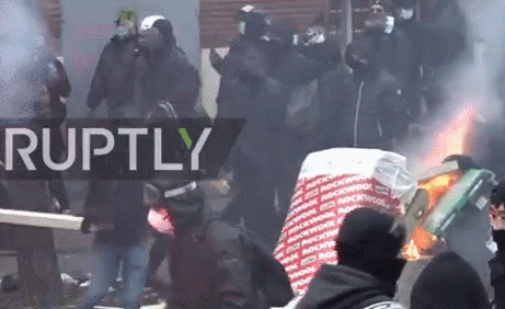現場！巴黎示威者砸店鋪、燒汽車、亂射激光筆 警方逮捕22人-圖4