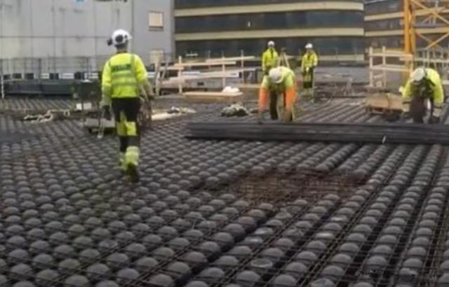 ■楼顶用混凝土已经过时了，学国外用这种1kg的小黑球，30年不漏水