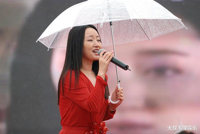 杨钰莹|49岁的杨钰莹终于要嫁人了，男方身份轰动娱乐圈？网友：想不到