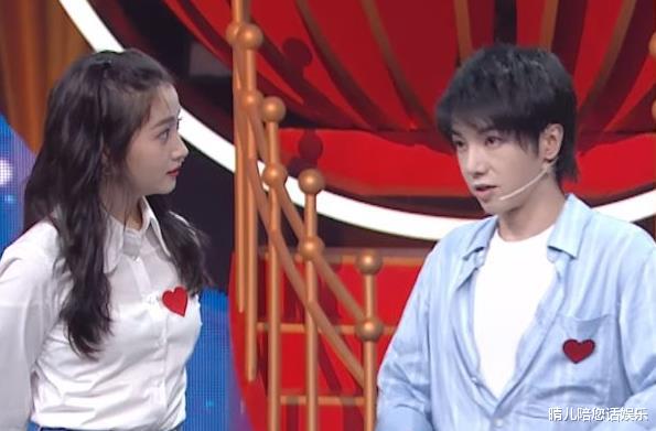 『关晓彤』花花当关晓彤面扎腰带，谁注意字幕怎么救场了？转移注意力很及时