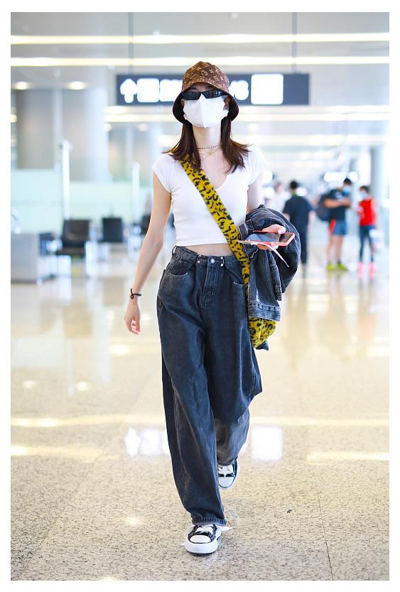 #复古#钟楚曦演绎复古港风，红发带配红色印花连衣裙，明媚优雅很有魅力