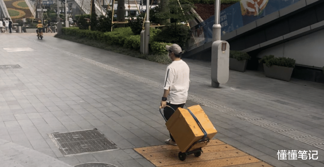 『背包客』华强北商家变身背包客：大街上赚的更是汗水钱