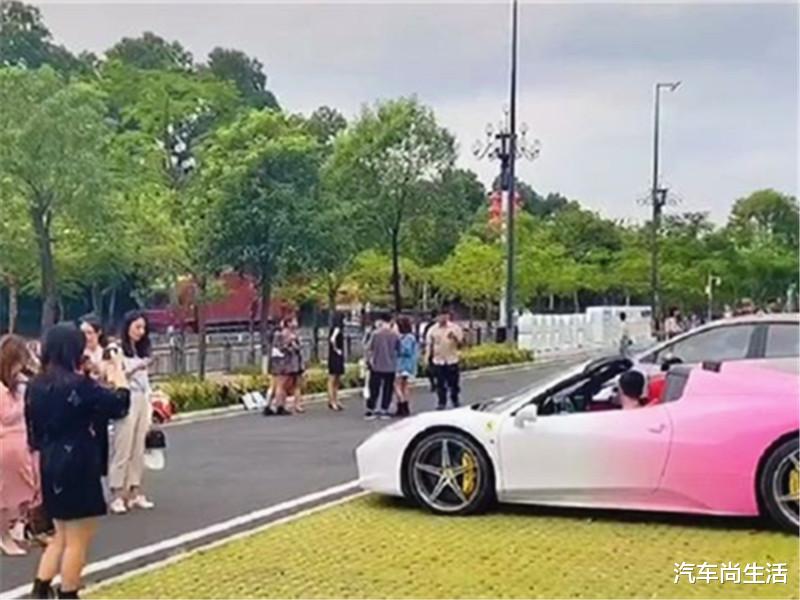 法拉利|500万法拉利现街头，9个人抢着上前拍照，这就是经济自主的网红们？