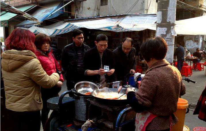 []大娘甩卖“另类”小吃，1元一个，成本不到一毛，没一会全卖光了！
