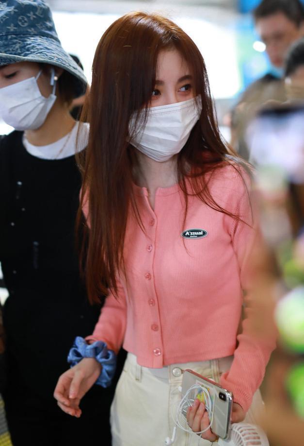 鞠婧祎■鞠婧祎的\三分衣\火了,粉嫩上衣配米色裤子,软萌少女真时尚