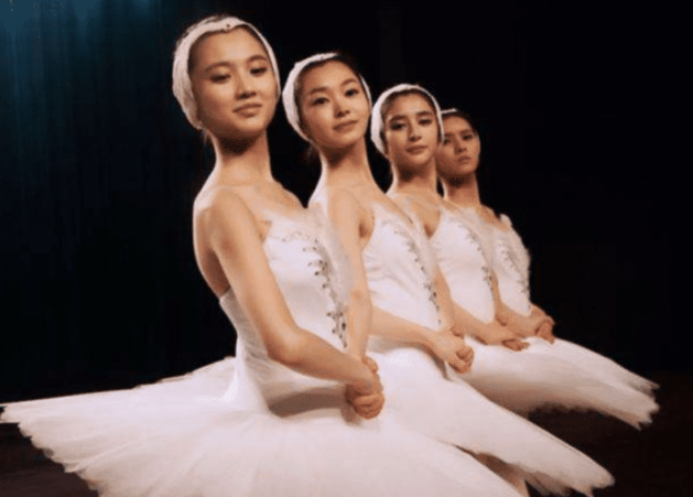 何炅|当年何炅选的“四小天鹅”，前三位都没火起来，不起眼的她却红得发紫