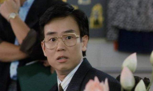 黄百鸣|74岁黄百鸣老当益壮，携3美女开船上派对，赤裸上身大秀6块腹肌