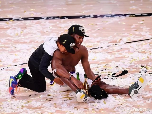 勒布朗·詹姆斯|再次捧起总冠军奖杯,詹姆斯显得太过淡然