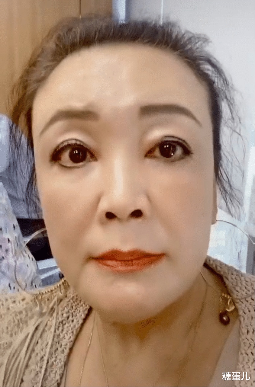 美颜|张兰有了白发还化浓妆，不肯面对现实，再怎么美颜也是个老人了！