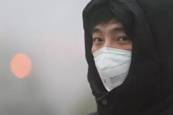 肺炎：感染新冠病毒肺炎后，虽不一定引起发烧，但以下2症状却是必然
