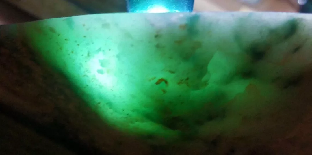 翡翠|早市1.5万淘的翡翠原石，一刀开出4条化冰种飘花手镯，美翻了！