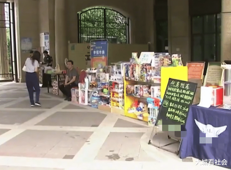 大城看社会|交32万房租开超市,物业和别家超市合作,在门店旁边摆地摊