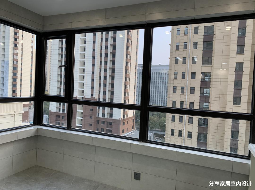 |她家一梯一户的新房，电梯口打柜子很实用，还没家具就很漂亮！