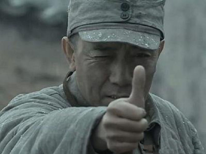 『亮剑』新版《亮剑》没人看？同样是打电话，原版用步话机，新版笑哭了