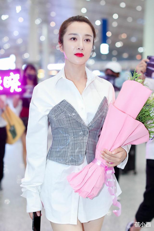 连衣裙|李依晓换了短发更气质，穿黑色连衣裙高贵大气，下半身半透好吸睛