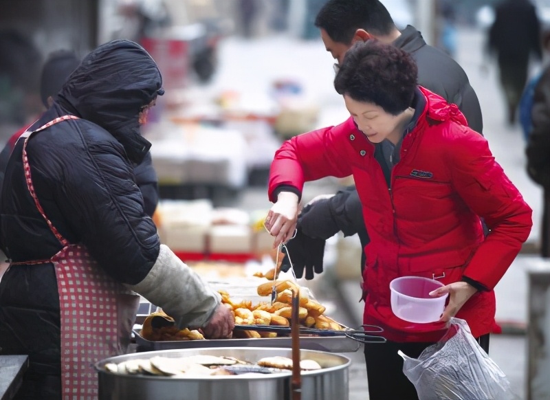 |同事蹭车2年，一顿早餐，让我看清了同事的“精明”