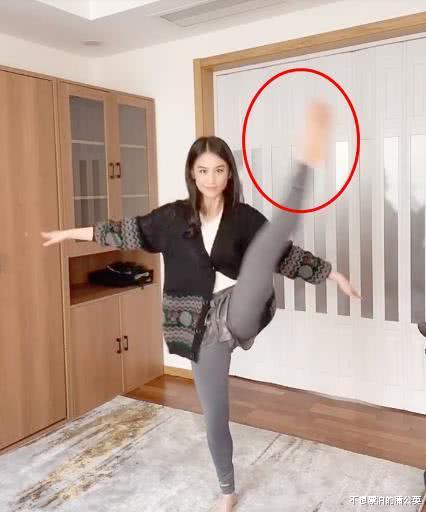 『黄圣依』黄圣依晒锻炼视频，当她“高抬腿”举过头顶，我又开始羡慕杨子了