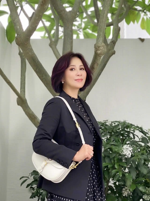 刘嘉玲▲刘嘉玲晒近照,穿波点连衣裙搭配西装外套,大气造型展现复古美