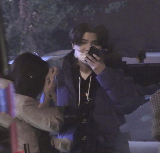 |好野！黄明昊开豪车带两美女滑雪，这次真的违法了