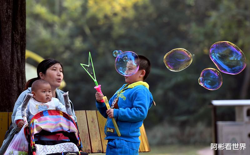 「」“包机”事件为什么引起反响 网友：低年龄留学的目的是什么？