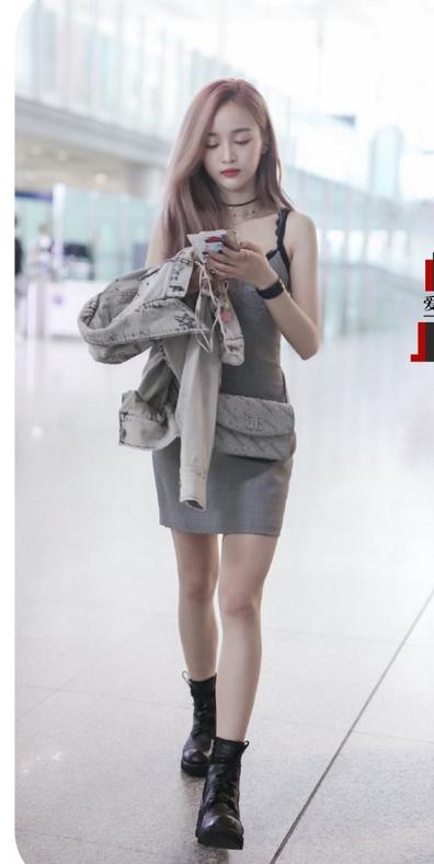 吴宣仪■又美又酷！吴宣仪穿吊带裙走机场，新染的粉色头发真抢眼