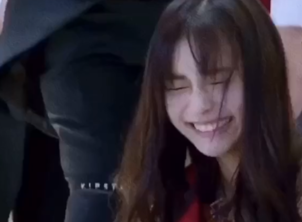 「薇娅」baby摔倒，脸部朝下脚朝上，当她坐起来那刻，观众懵了！