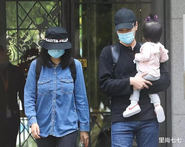 [高圆圆]赵又廷一家三口现身！高圆圆发福粗好腿，女儿扎朝天辫穿粉衣超萌