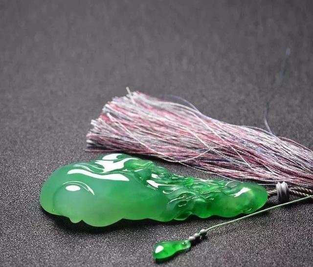 翡翠▲看翡翠怎么用手电筒，判断翡翠的品质和如何的检查瑕疵