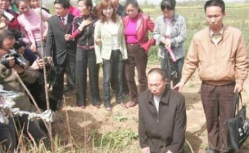 青梅话文史 丈夫因“杀妻”获刑15年，服刑11年后“亡妻”突然回家：我老公呢？