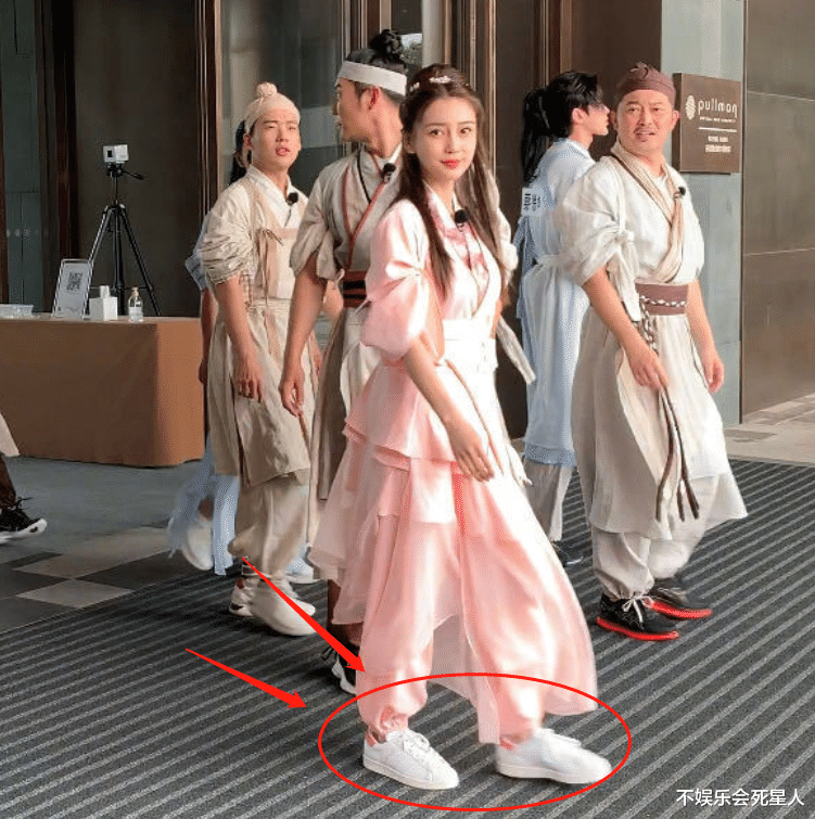 「Angelababy」baby穿古装录《跑男》，见她脚上搭配的鞋子，才懂女明星有多难