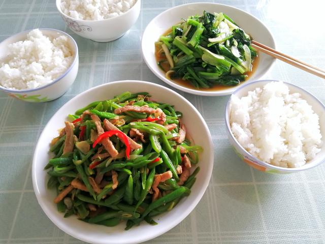 西红柿：一家三口的简单晚餐，悄悄走红朋友圈，网友：平淡真实幸福小日子
