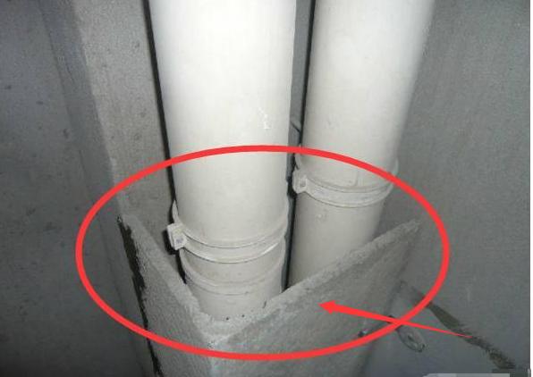 「」这种包下水管方式早被抛弃,装修工还这样装,立马要他赔钱