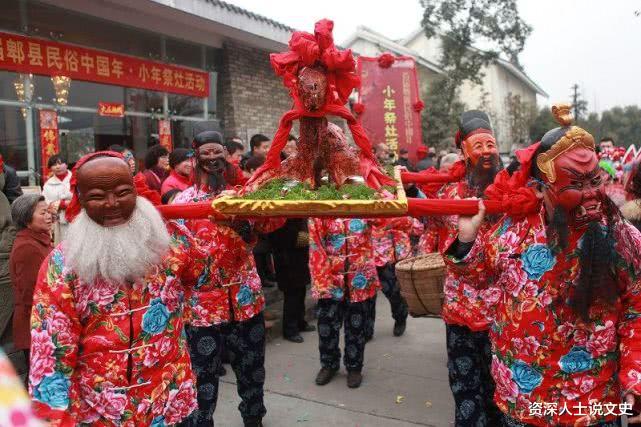 从灶神来源的角度，分析民间对灶王的诠释，功利性和不虔诚性