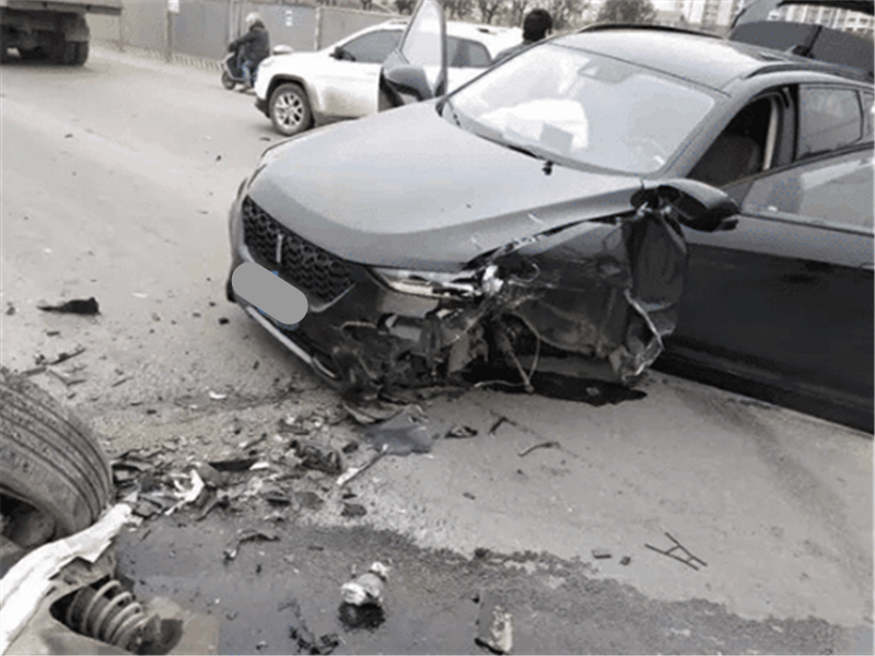 别克君越|别克君越迎面撞上VV7，车主看到车损很心痛：早知道买国产车！