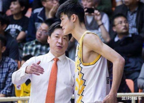 #胡金秋#两战狂轰64分28板!胡金秋彻底打疯了 能防住他的只有李春江