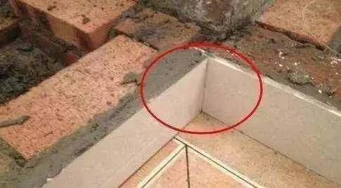 『』老爸坚持用砖头在厨房砌橱柜, 看着成品效果全家都愣住了