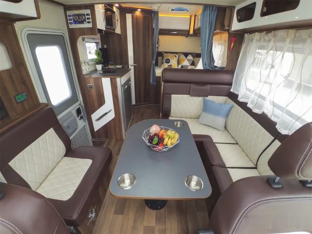 『房车』采用全铝车身的房车见过吗？车高不到3米全家都能玩，性价比挺高