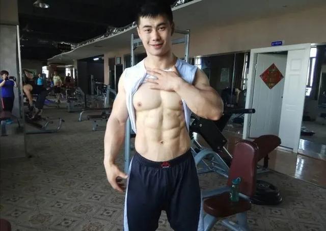 舔屏|29岁肌肉防疫员巨无霸身材引发舔屏,脱掉工作服后网友们炸了……