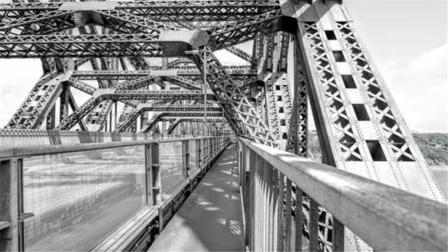 「」祸从天降!大桥剪彩前19000吨钢筋轰然倒塌,75人当场丧生