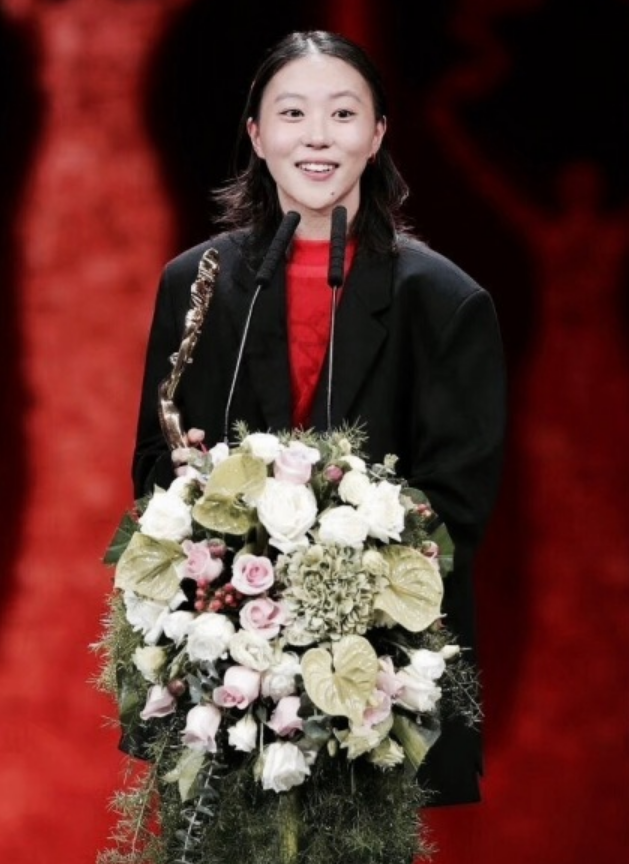 窦靖童|窦靖童开始淑女打扮? 23岁留长发穿红衣, 王菲看完能放心恋爱了