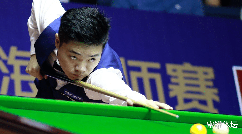 『丁俊晖』中国台球第一人丁俊晖身价上亿，用白富美娇妻，身材颜值不输模特