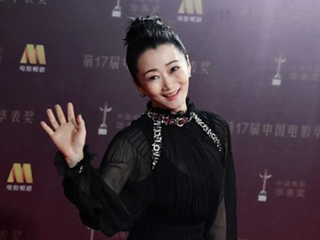 「贾樟柯」她为了让自己青春永驻，坚持20年不吃晚饭不生娃，今42岁老的像62岁