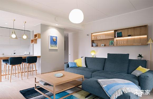 []她家客厅沙发不靠墙，阳台能当餐厅用，设计简洁温馨却特别实用