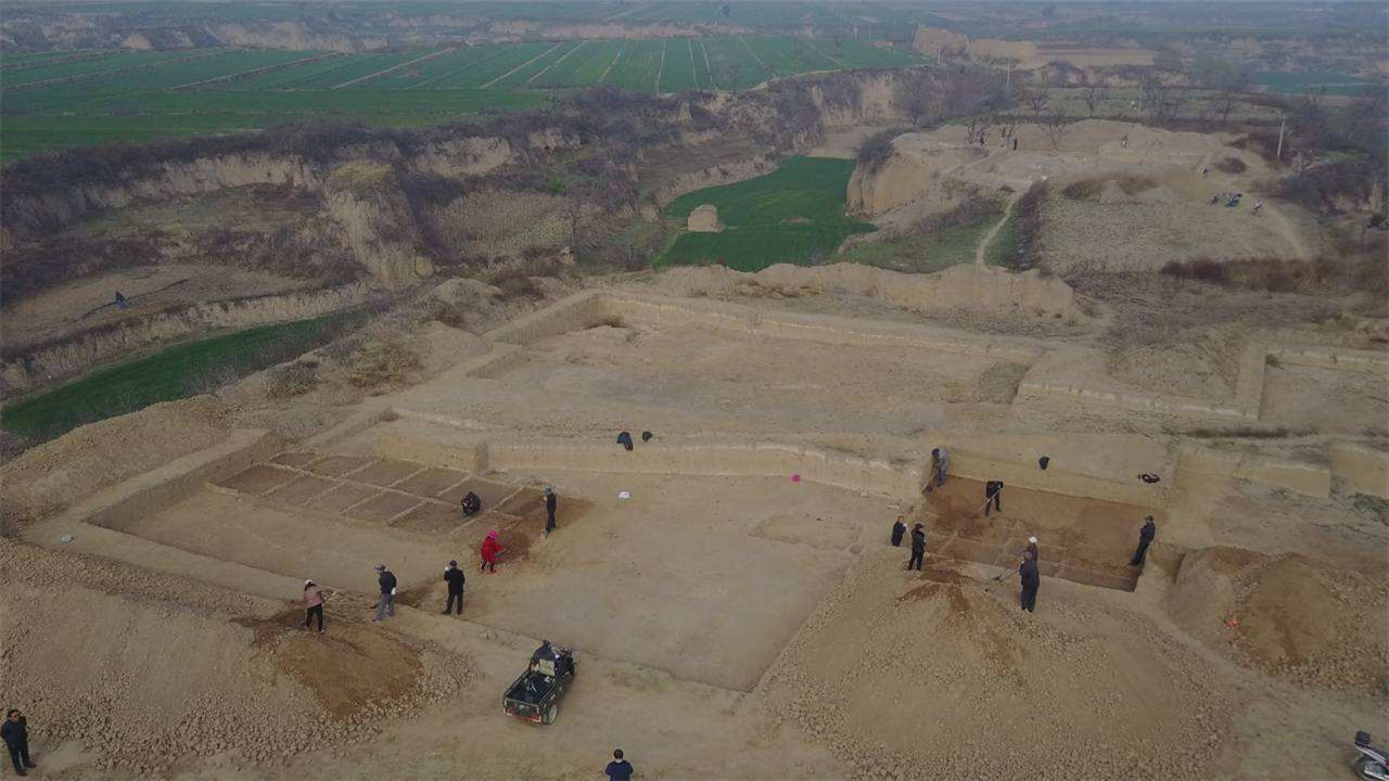 古墓▲千年古墓出土两吨重独木棺,开棺后惊现蓝色遗骨,大家都被吓一跳