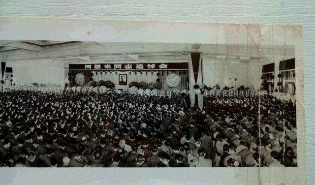 追悼会|周总理病逝后的追悼会始末：原来毛主席不参加是有原因的