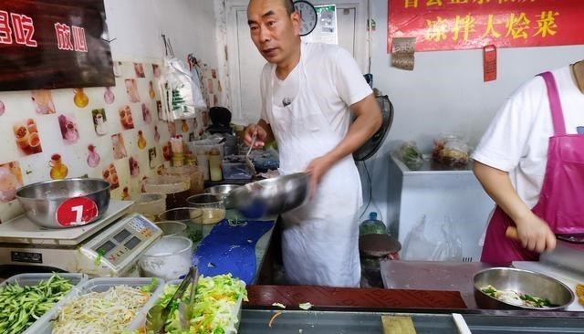 摆摊：大叔摆摊卖小吃，8元1斤，路人排队抢着买，顾客：吃过就忘不了！