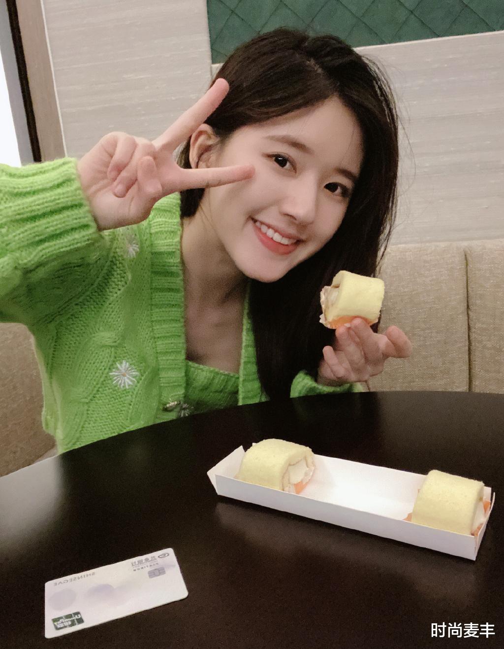 赵露思|赵露思的小圆脸太吃香了，穿白色T恤配高马尾，甜到让人心醉