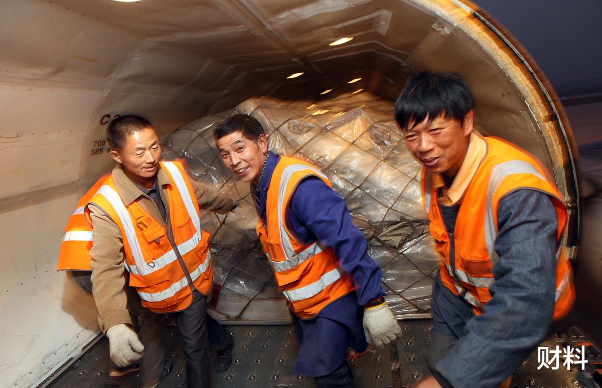 「快递」快递1.8元全国包邮，仅快递员每单都要挣1.5元，快递公司怎么赚钱