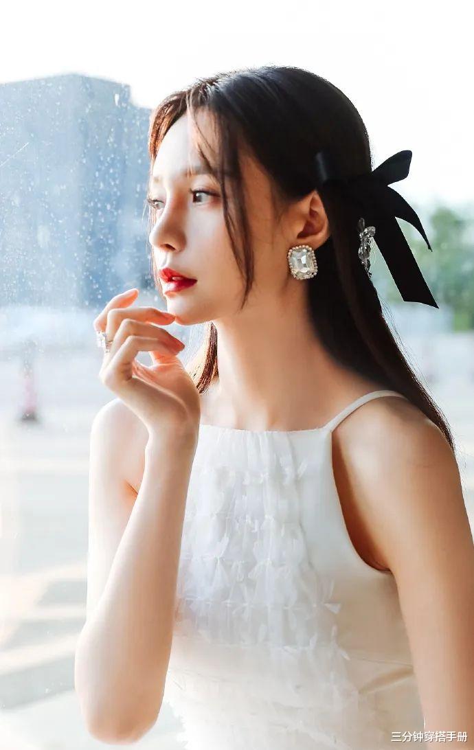 [刘海]沈梦辰终于掀起刘海了！本以为高额头会很抢眼，没想到更像芭比了